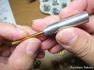 Axial(アキシャル)・SCX10・ジープ ラングラー G6 製作記 ～ オイルダンパーの組み立て ～ ショックシャフトをシリンダーに差し込む